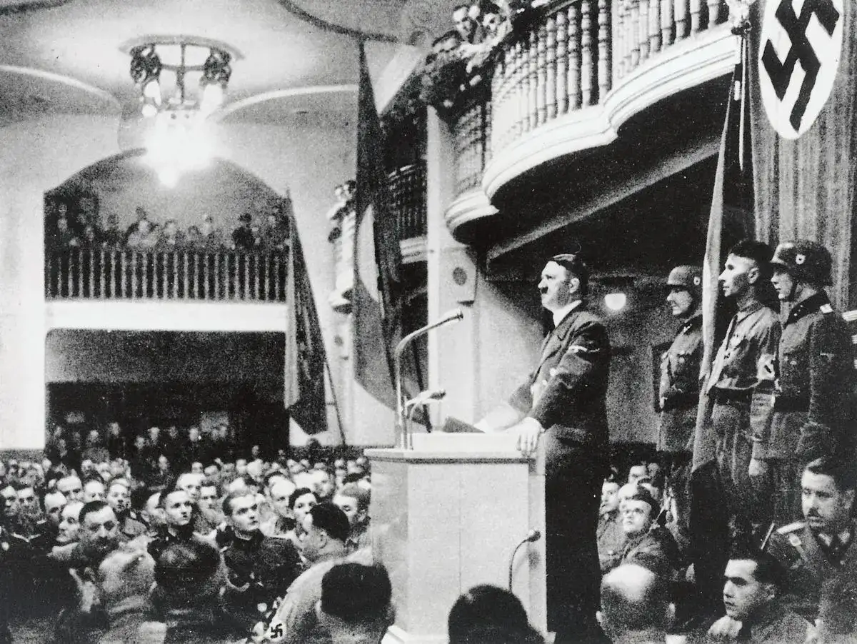 Hitler spricht vor jubelndem Publikum. Ein Attentat auf Hitler 1939 scheiterte. Soldaten stehen Spalier.