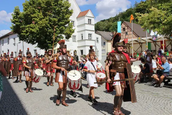 Römer marschieren mit Trommeln und Schilden beim Markt Kipfenberg.